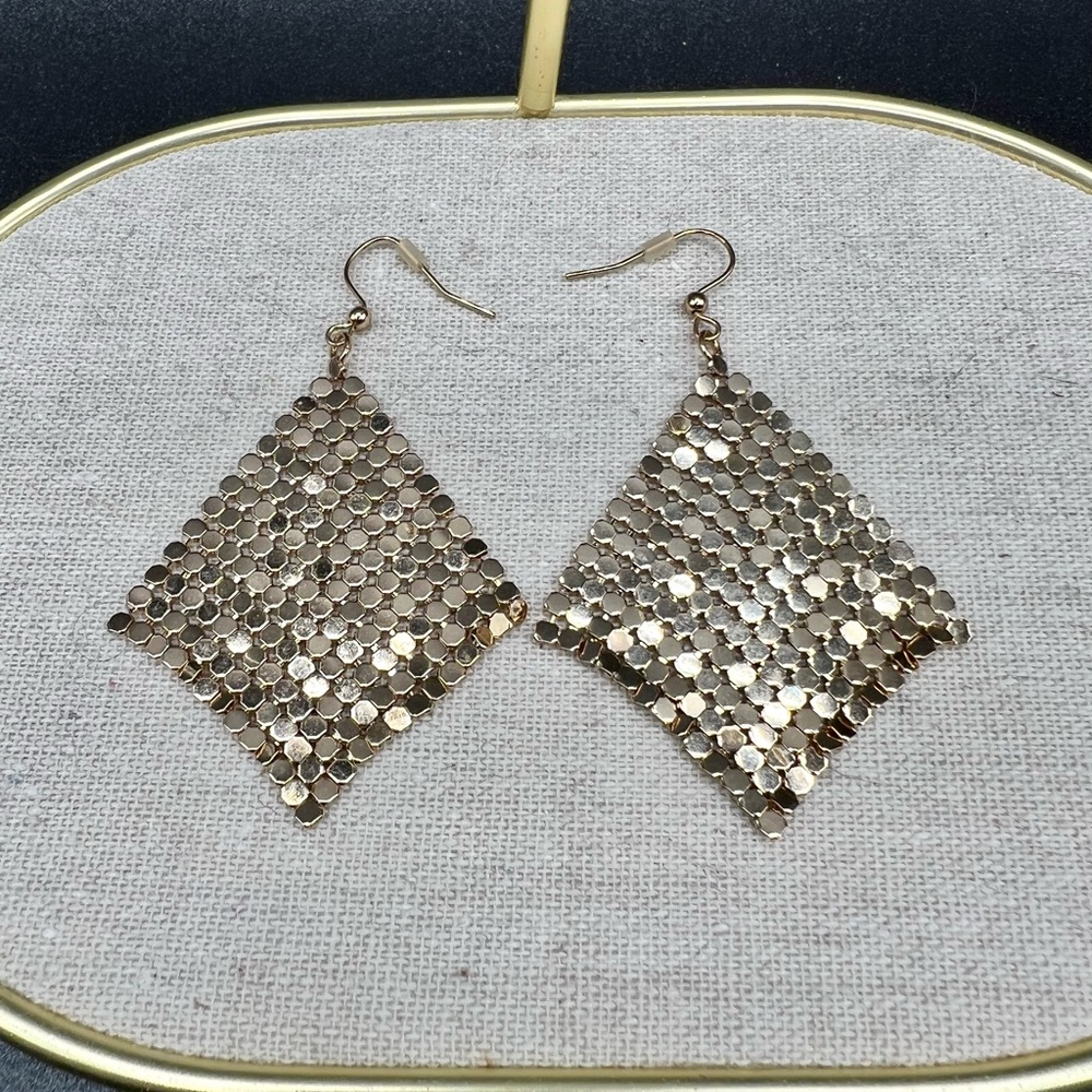 ℂℍ𝔸𝕀ℕ𝕄𝔸𝕀𝕃 Gold Tone Earrings NWOT